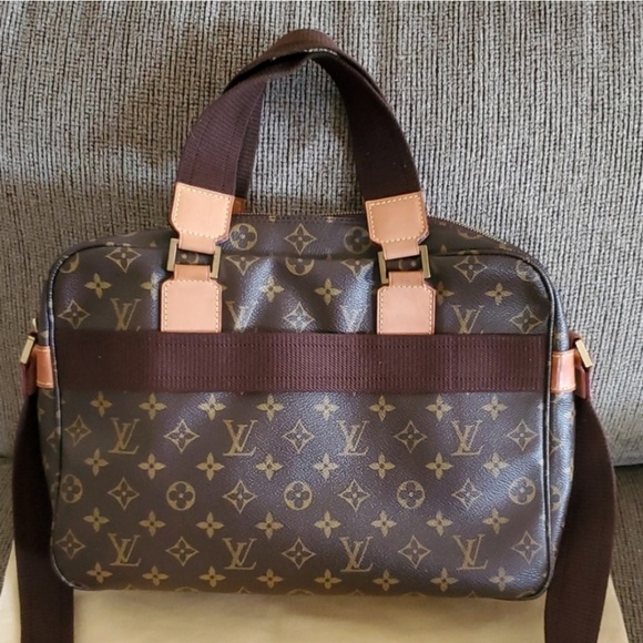Authentic Louis Vuitton Sac Bosphore - Picture 2 of 11